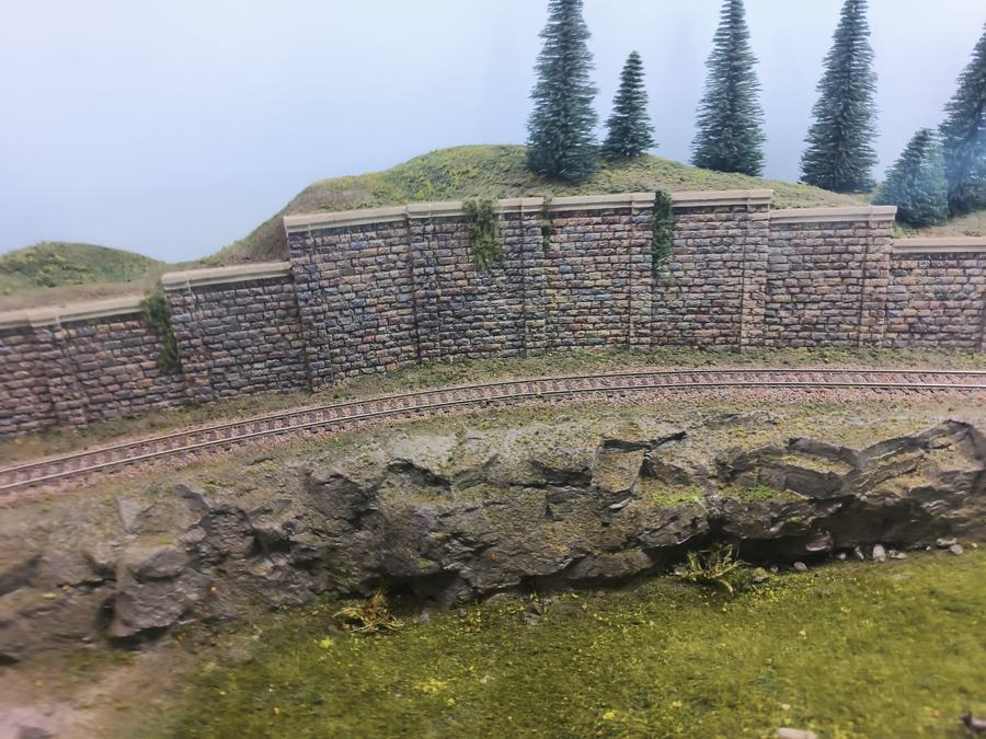 Stone retaining wall